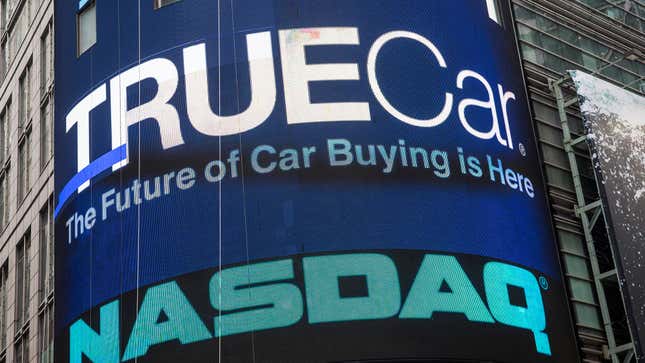 2014 年、ニューヨーク市でナスダックのロゴの上に TrueCar のデジタル看板が表示される